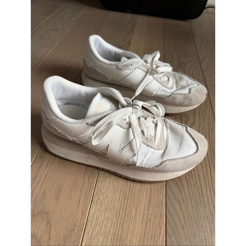 New Balance 237 Women’s 7 White Sneakers!  In good shape.